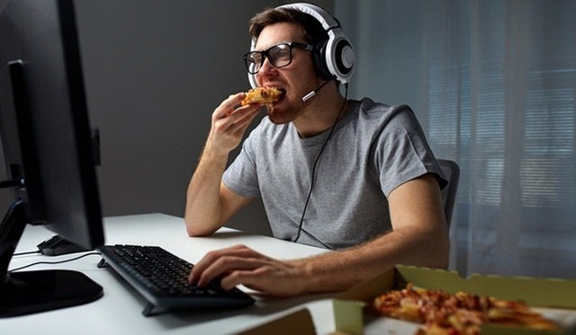 Gamers should be careful of unexpected harm when eating and drinking while playing games 1