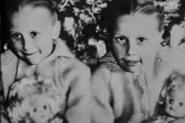 Mysterious twins were born with the same memories and habits as their two deceased sisters 2