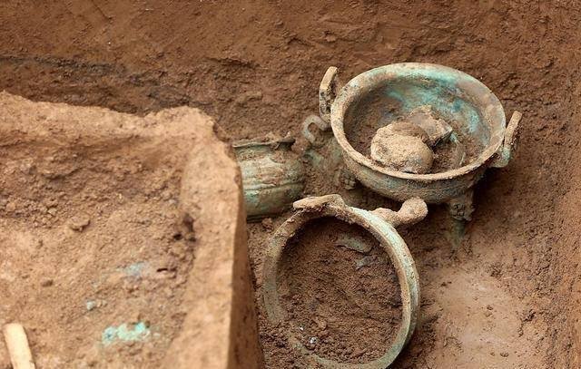 Why do archaeologists absolutely not touch these two `colorful` things in ancient tombs? 2
